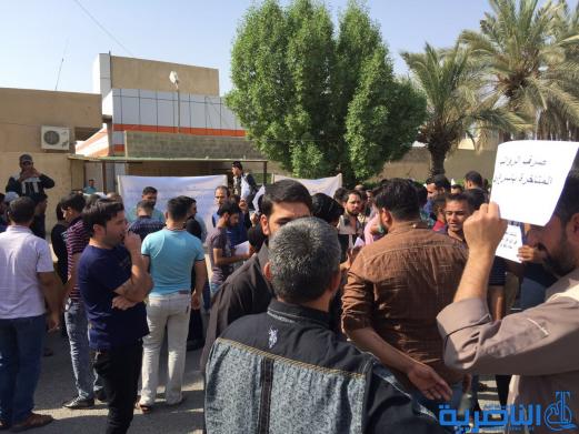 المتعاقدون والاجراء في كهرباء الناصرية يتظاهرون للمطالبة باطلاق رواتبهم - تقرير مصور - 