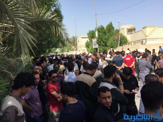 المتعاقدون والاجراء في كهرباء الناصرية يتظاهرون للمطالبة باطلاق رواتبهم - تقرير مصور - 