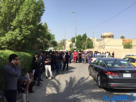 المتعاقدون والاجراء في كهرباء الناصرية يتظاهرون للمطالبة باطلاق رواتبهم - تقرير مصور - 