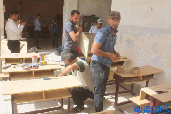 تربويون متطوعون يقومون بحملة لتصليح المساطب الدراسية في ذي قار - تقرير مصور -