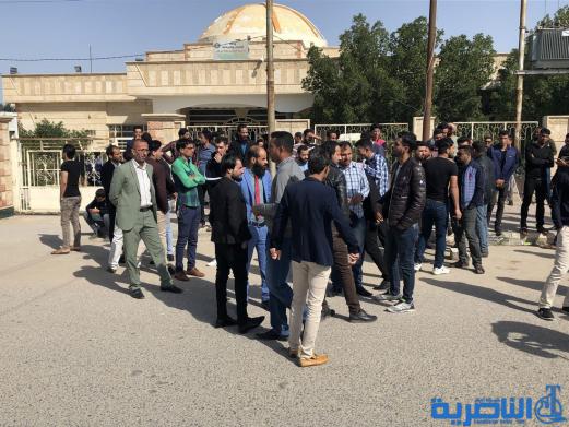 بالصور:العشرات من الخريجين المعينيين مؤخرا يتظاهرون امام مكتب مجلس النواب في ذي قار
