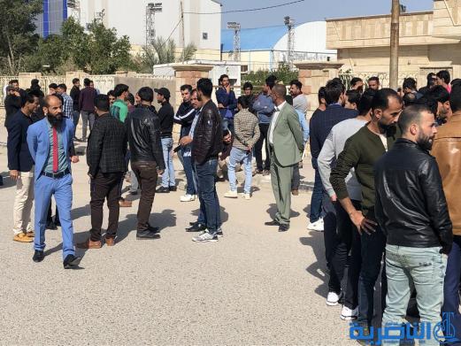 بالصور:العشرات من الخريجين المعينيين مؤخرا يتظاهرون امام مكتب مجلس النواب في ذي قار