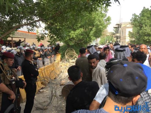 بالصور:العشرات من قرية ام الشويج  يتظاهرون للمطالبة بتحسين الخدمات