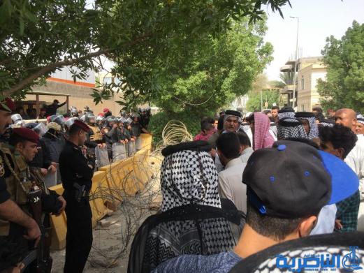 بالصور:العشرات من قرية ام الشويج  يتظاهرون للمطالبة بتحسين الخدمات