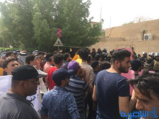 بالصور:العشرات من قرية ام الشويج  يتظاهرون للمطالبة بتحسين الخدمات
