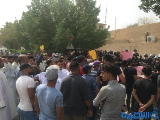 بالصور:العشرات من قرية ام الشويج  يتظاهرون للمطالبة بتحسين الخدمات