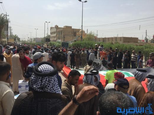 بالصور:عشائر قضاء الدواية وناحية سيد دخيل يتظاهرون امام مجلس المحافظة