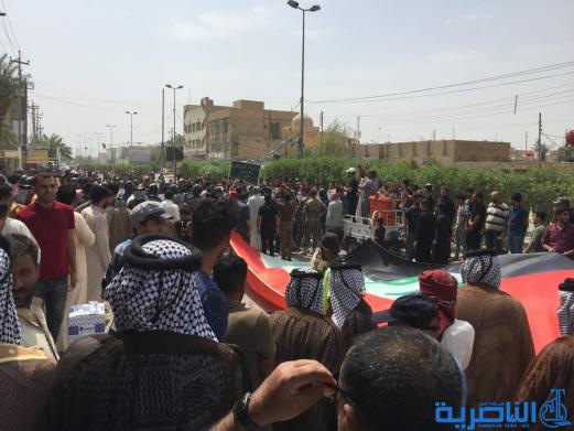 بالصور:عشائر قضاء الدواية وناحية سيد دخيل يتظاهرون امام مجلس المحافظة