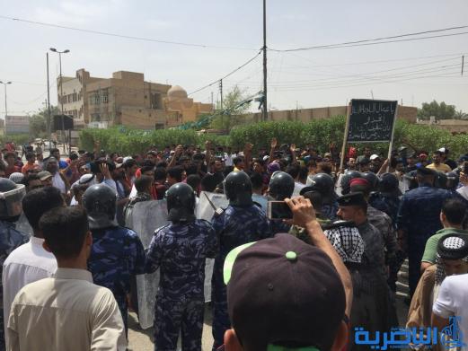 بالصور:عشائر قضاء الدواية وناحية سيد دخيل يتظاهرون امام مجلس المحافظة