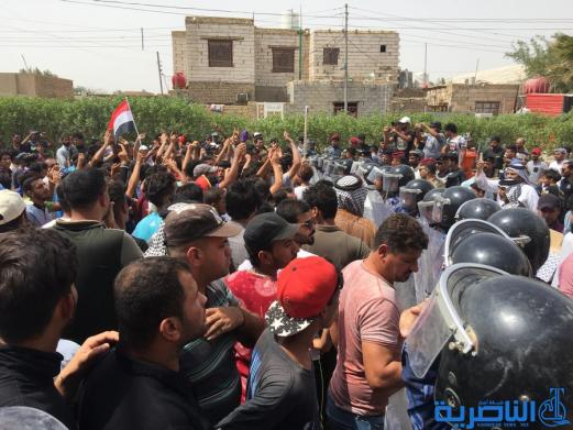 بالصور:عشائر قضاء الدواية وناحية سيد دخيل يتظاهرون امام مجلس المحافظة