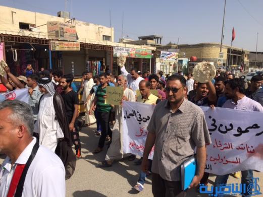 بعد ان قفزت اسعارة الى الضعف ، الطحين المفقود يدفع العشرات للتظاهر في الناصرية - تقرير مصور -
