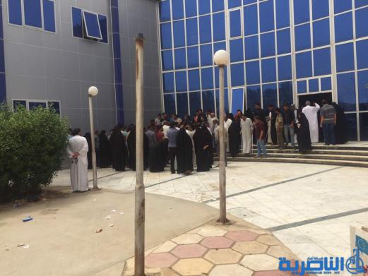 بالصور : تعامل غير انساني اثناء منح رواتب &quot;المعين المتفرغ&quot; في الناصرية