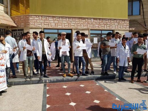 الاطباء المتعينون حديثا يتظاهرون في الناصرية للمطالبة باطلاق رواتبهم - تقرير مصور - 