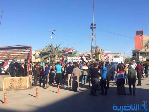 بالصور : المئات من متظاهري المحافظات يتجمعون وسط الناصرية وينددون بالفساد