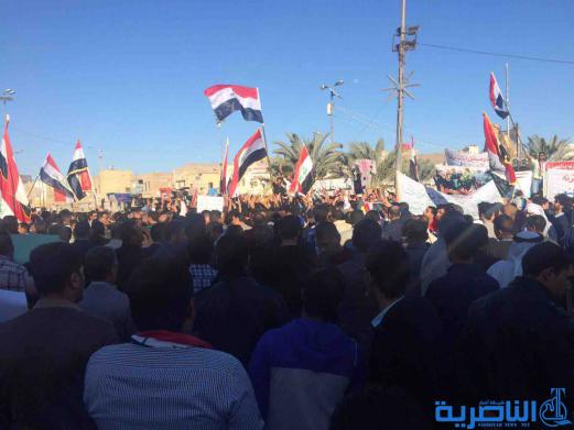 بالصور : المئات من متظاهري المحافظات يتجمعون وسط الناصرية وينددون بالفساد