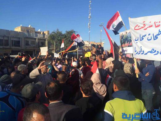 بالصور : المئات من متظاهري المحافظات يتجمعون وسط الناصرية وينددون بالفساد