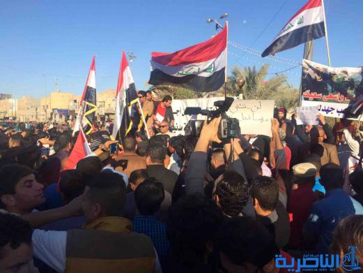 بالصور : المئات من متظاهري المحافظات يتجمعون وسط الناصرية وينددون بالفساد