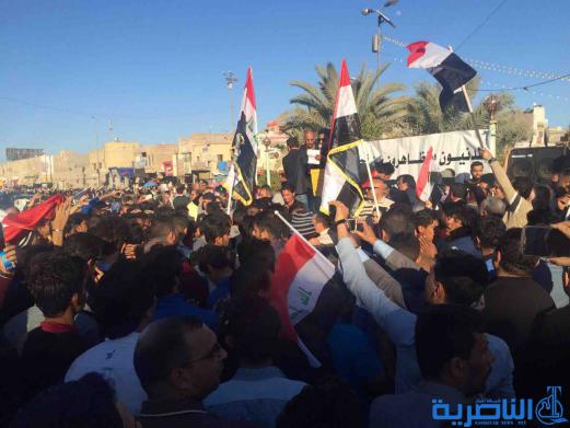 بالصور : المئات من متظاهري المحافظات يتجمعون وسط الناصرية وينددون بالفساد