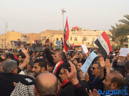 بالصور : العشرات يتظاهرون في الناصرية للمطالبة باصلاح النظام والعدالة الاجتماعية