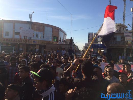 بالصور : العشرات يتظاهرون في الناصرية للمطالبات باصلاحات جذرية في العملية السياسية