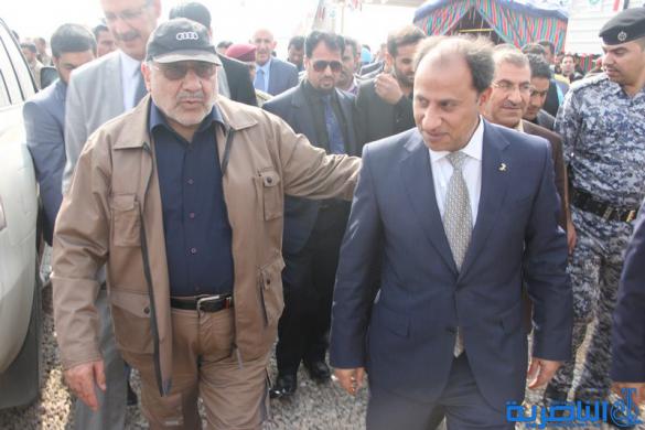 وزير النفط برفقة محافظ ذي قار يفتتح ضفة العزل الثانية بحقل الناصرية لترفع انتاجه الى 100 الف برميل يوميا