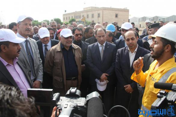 وزير النفط برفقة محافظ ذي قار يفتتح ضفة العزل الثانية بحقل الناصرية لترفع انتاجه الى 100 الف برميل يوميا