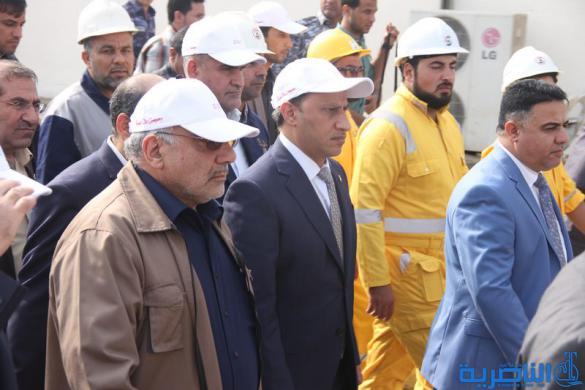 وزير النفط برفقة محافظ ذي قار يفتتح ضفة العزل الثانية بحقل الناصرية لترفع انتاجه الى 100 الف برميل يوميا