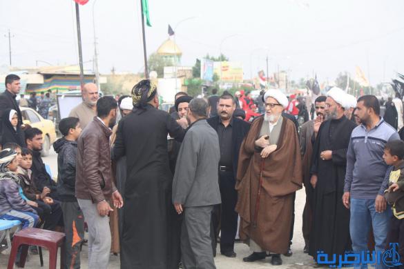 بالصور : طلبة الحوزة الدينية في الناصرية يتقدمهم اية الله الناصري يشاركون زوار الاربعينية مسيرتهم نحو كربلاء