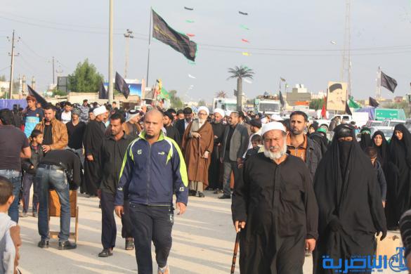 بالصور : طلبة الحوزة الدينية في الناصرية يتقدمهم اية الله الناصري يشاركون زوار الاربعينية مسيرتهم نحو كربلاء