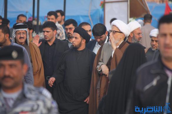 بالصور : طلبة الحوزة الدينية في الناصرية يتقدمهم اية الله الناصري يشاركون زوار الاربعينية مسيرتهم نحو كربلاء