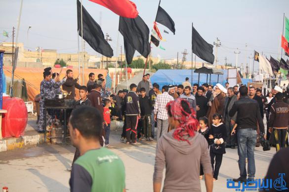 بالصور : طلبة الحوزة الدينية في الناصرية يتقدمهم اية الله الناصري يشاركون زوار الاربعينية مسيرتهم نحو كربلاء