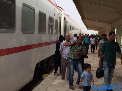 بالصور:وصول 400 سائحا الى محطة الناصرية للقطارات لغرض السياحة في الاهوار
