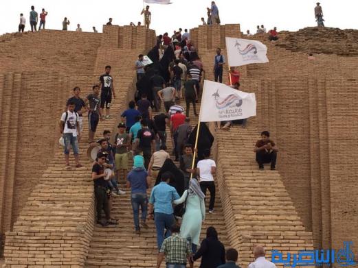 بالصور:سواح بغداد والديوانية في زقورة اور الاثرية