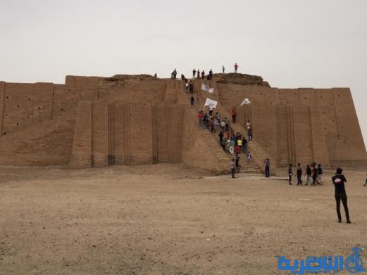 بالصور:سواح بغداد والديوانية في زقورة اور الاثرية