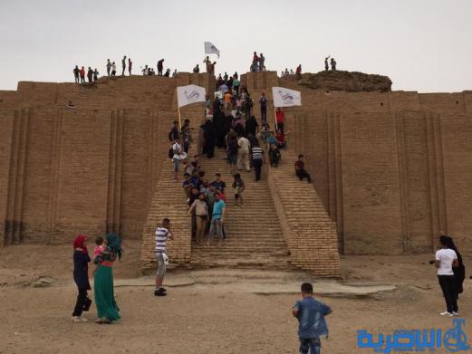 بالصور:سواح بغداد والديوانية في زقورة اور الاثرية