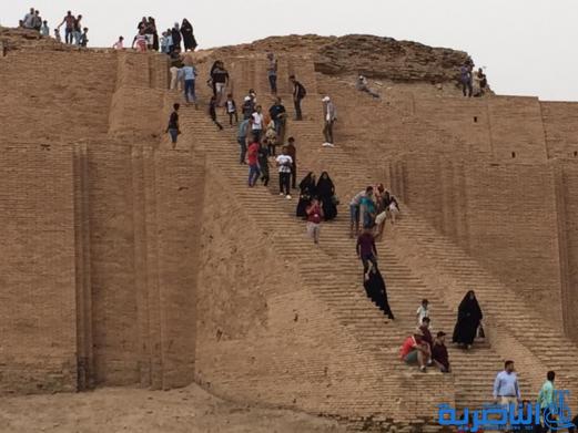 بالصور:سواح بغداد والديوانية في زقورة اور الاثرية