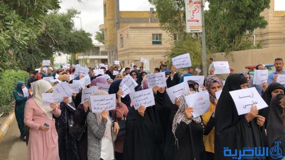 العشرات من الاجراء اليوميين في جامعة ذي قار يتظاهرون لتحويلهم الى متعاقدين
