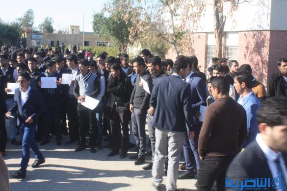 طلبة كلية الاعلام في ذي قار يعتصمون احتجاجا على قرار الجامعة باعفاء العميد