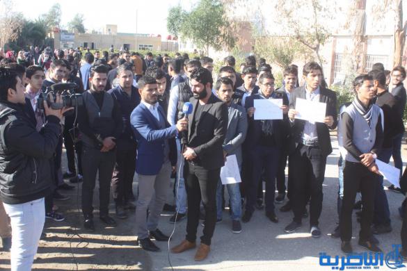 طلبة كلية الاعلام في ذي قار يعتصمون احتجاجا على قرار الجامعة باعفاء العميد