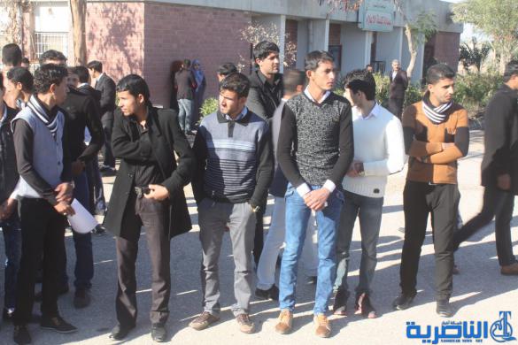 طلبة كلية الاعلام في ذي قار يعتصمون احتجاجا على قرار الجامعة باعفاء العميد