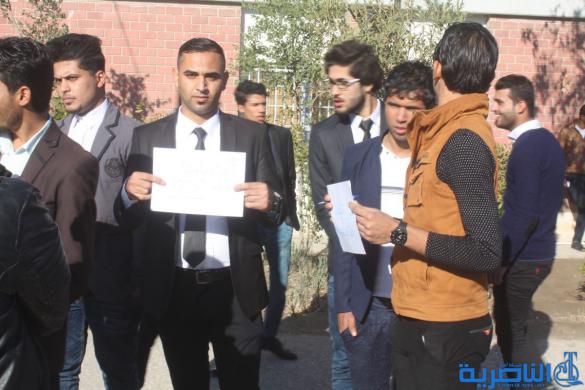 طلبة كلية الاعلام في ذي قار يعتصمون احتجاجا على قرار الجامعة باعفاء العميد