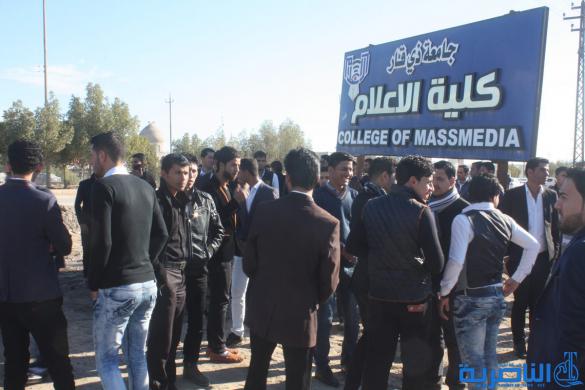 طلبة كلية الاعلام في ذي قار يعتصمون احتجاجا على قرار الجامعة باعفاء العميد