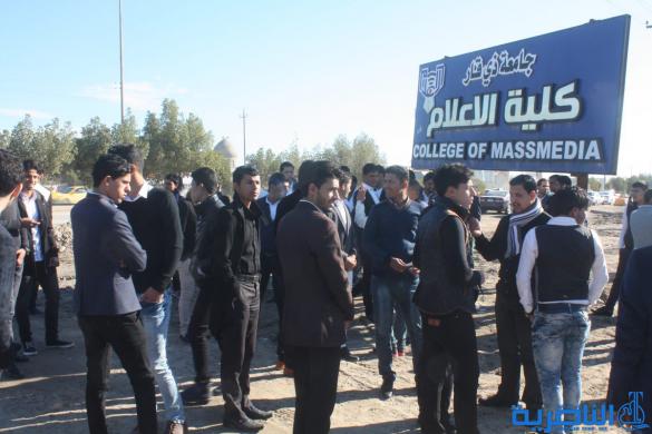 طلبة كلية الاعلام في ذي قار يعتصمون احتجاجا على قرار الجامعة باعفاء العميد