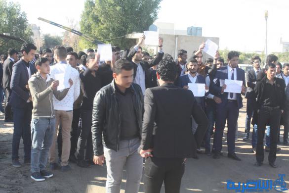 طلبة كلية الاعلام في ذي قار يعتصمون احتجاجا على قرار الجامعة باعفاء العميد
