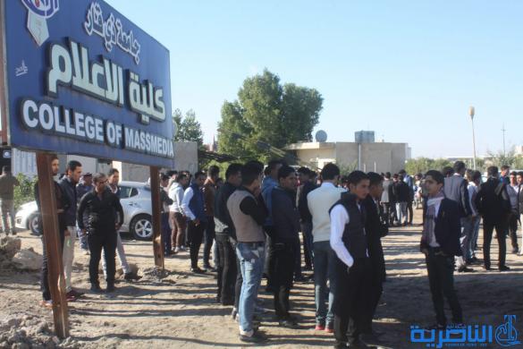 طلبة كلية الاعلام في ذي قار يعتصمون احتجاجا على قرار الجامعة باعفاء العميد