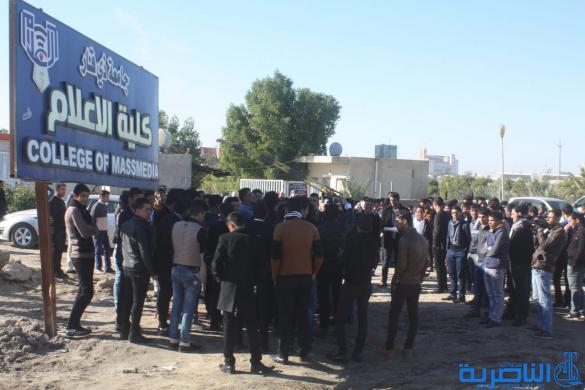 طلبة كلية الاعلام في ذي قار يعتصمون احتجاجا على قرار الجامعة باعفاء العميد