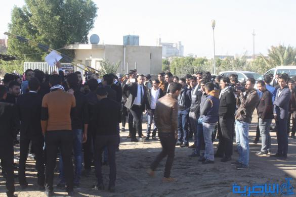 طلبة كلية الاعلام في ذي قار يعتصمون احتجاجا على قرار الجامعة باعفاء العميد