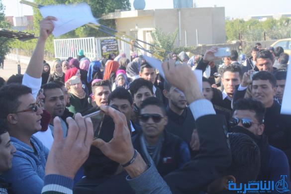 طلبة كلية الاعلام في ذي قار يعتصمون احتجاجا على قرار الجامعة باعفاء العميد