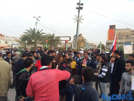 بالصور : متظاهرو الناصرية يجددون مطالبتهم بالاصلاح الحكومي بعد مرور عام 