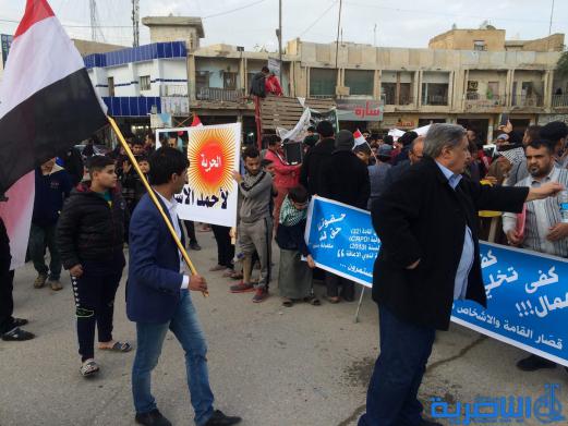 بالصور : متظاهرو الناصرية يجددون مطالبتهم بالاصلاح الحكومي بعد مرور عام 